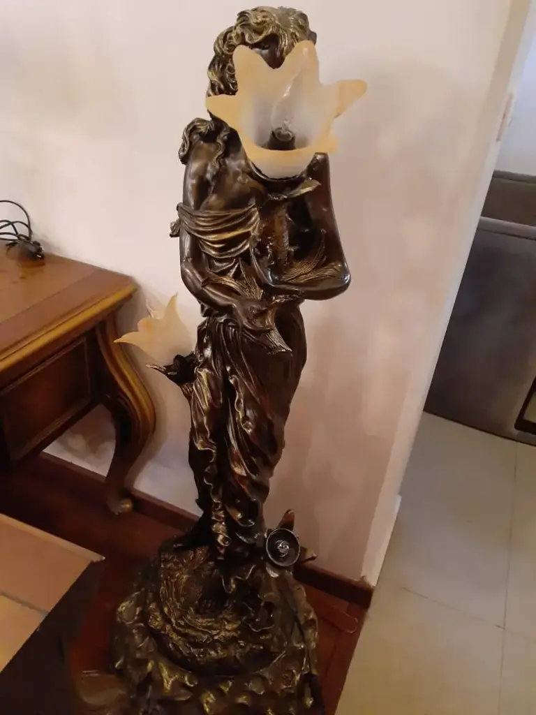 HALLOGENE تمثال بنت جرّة باليد 