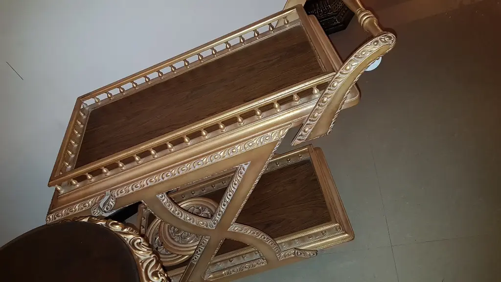 SERVING TABLE 
